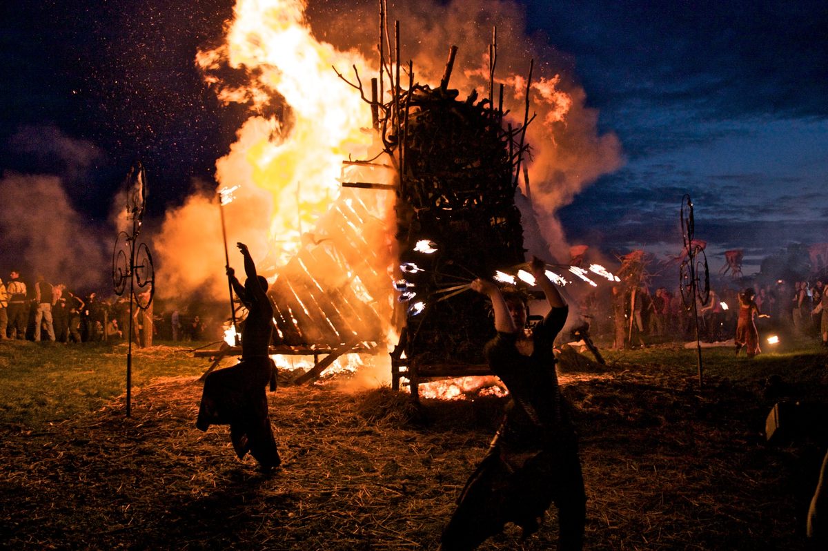 Beltane se celebra el 1 de mayo para celebrar la fertilidad y el fino velo entre la vida y el más allá, al igual que el simbolismo de las liebres.