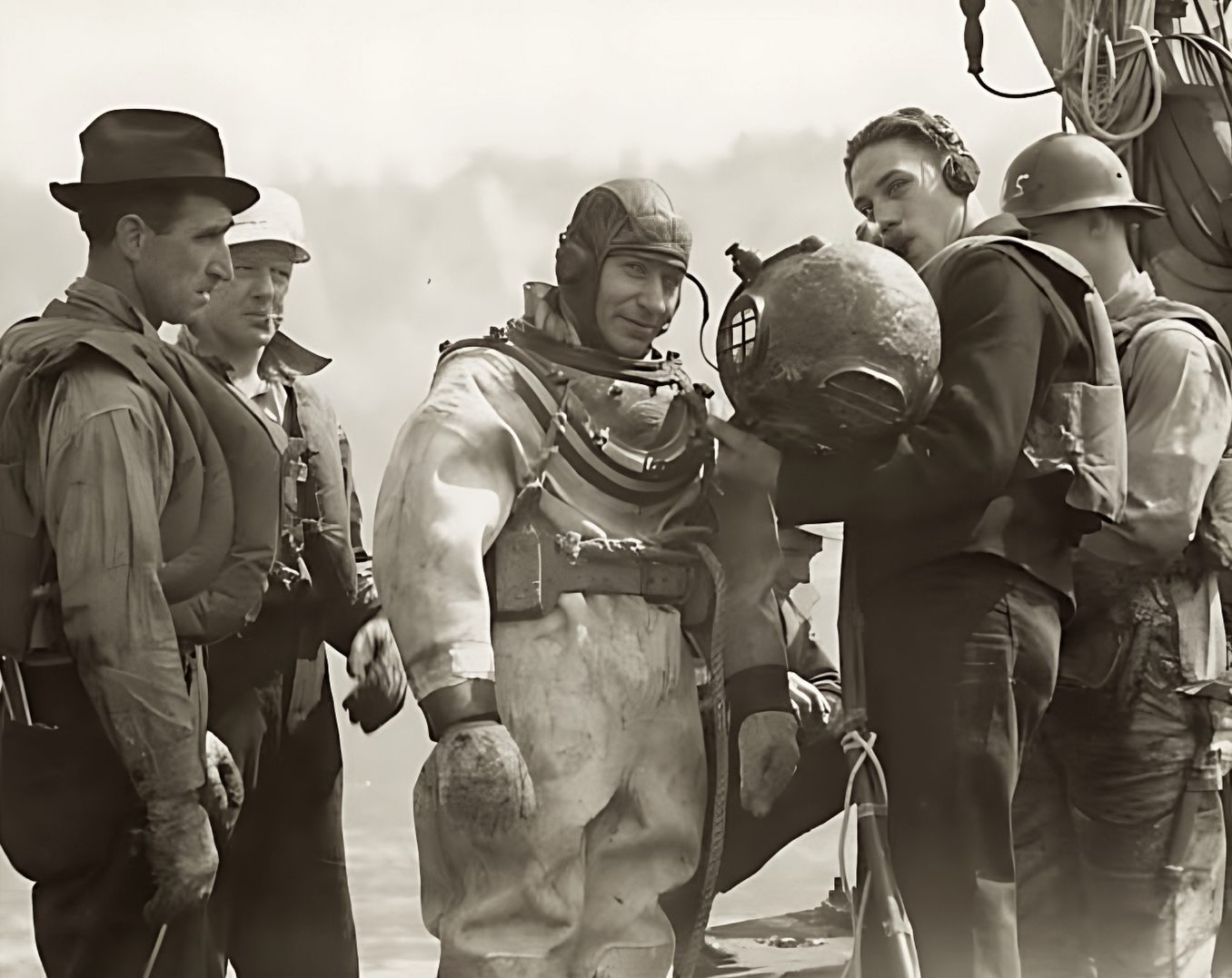 El buzo Johnny Bacon (centro) trabajó en la construcción del puente Tacoma Narrows a finales de la década de 1930.