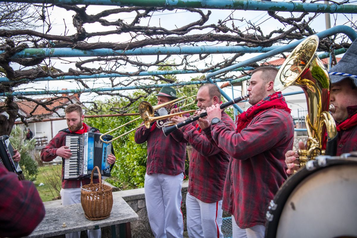 No todo es ruido caótico: la música añade más festividad al evento.