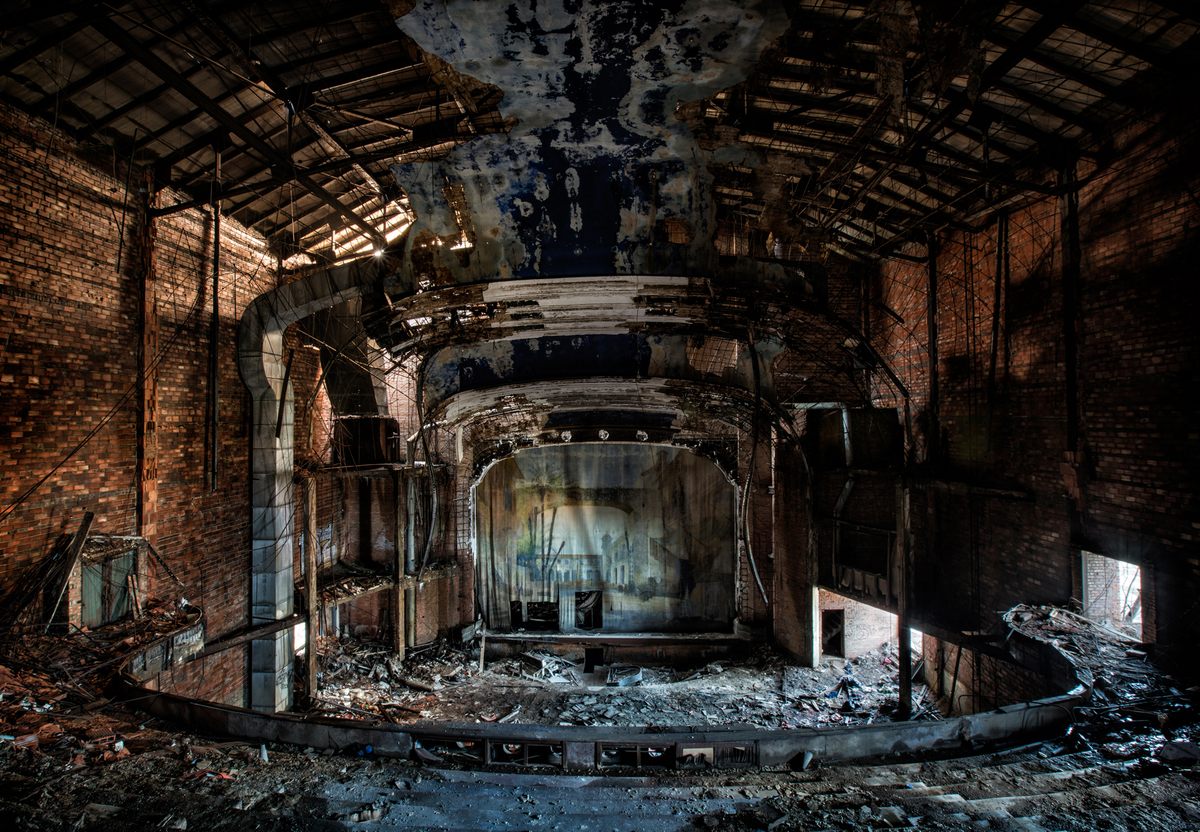 El interior en ruinas del Palace Theatre en Gary, Indiana.