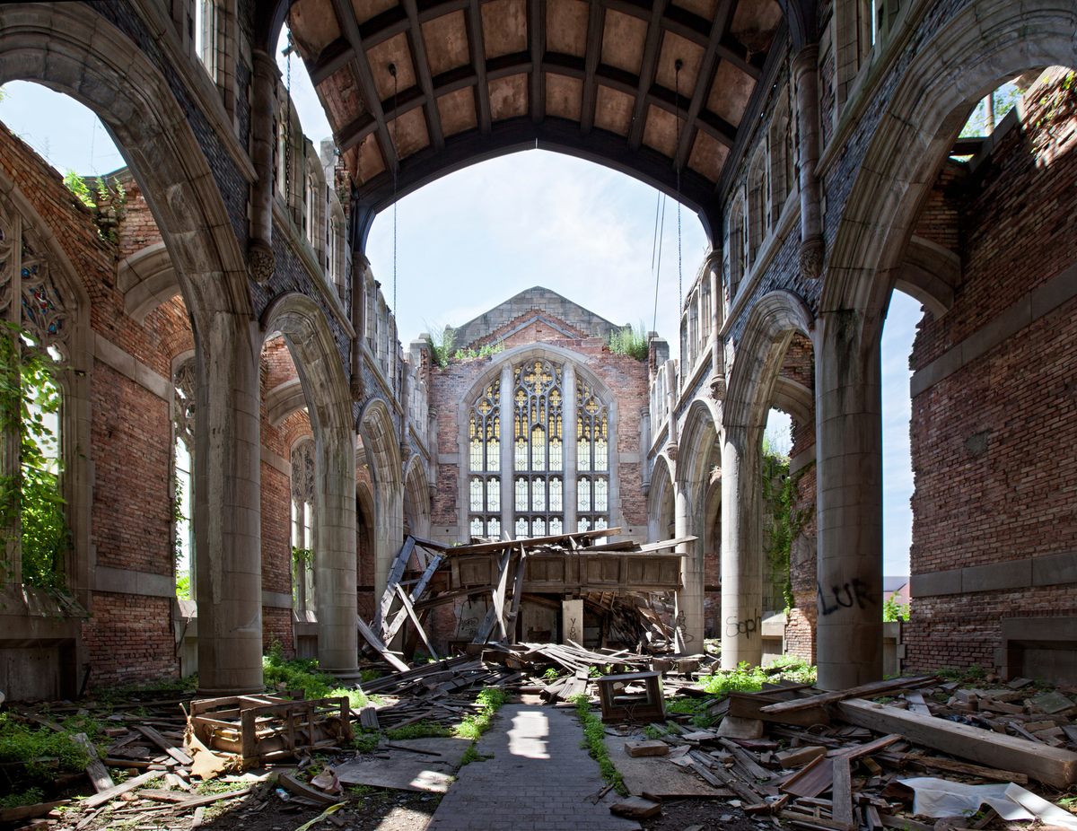 City Methodist atendió a más de 3.000 feligreses antes de que la disminución de la asistencia y la falta de fondos condujeran a su cierre en 1975.