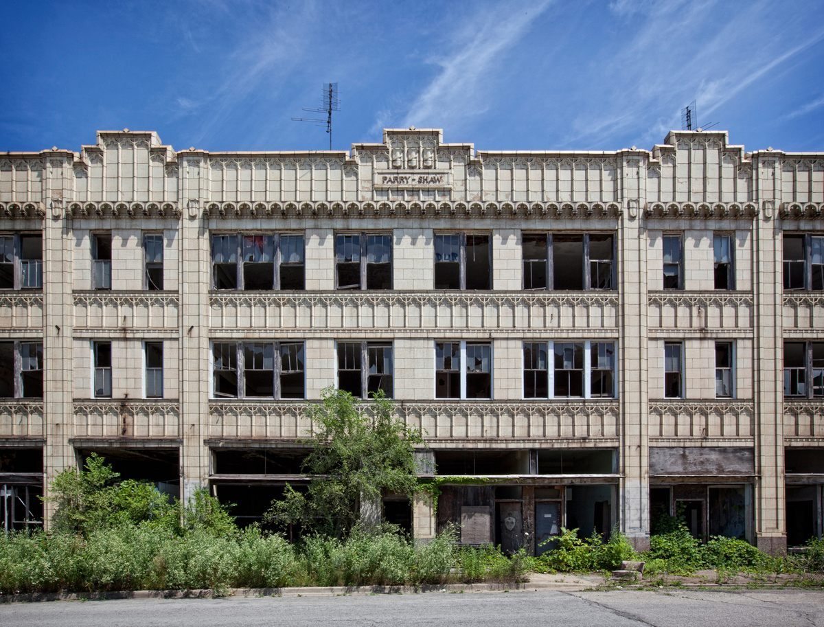 El edificio Parry Shaw, con crecimiento excesivo fuera del edificio.