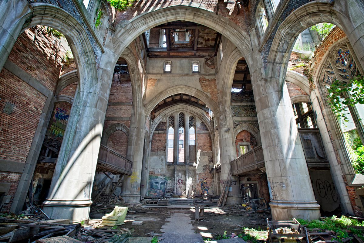 La luz del sol se filtra a través del techo derrumbado de la Iglesia Metodista de la Ciudad.