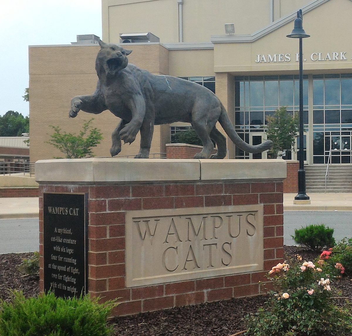 En 1922, la escuela secundaria Conway en el centro de Arkansas adoptó al gato wampus como mascota. 