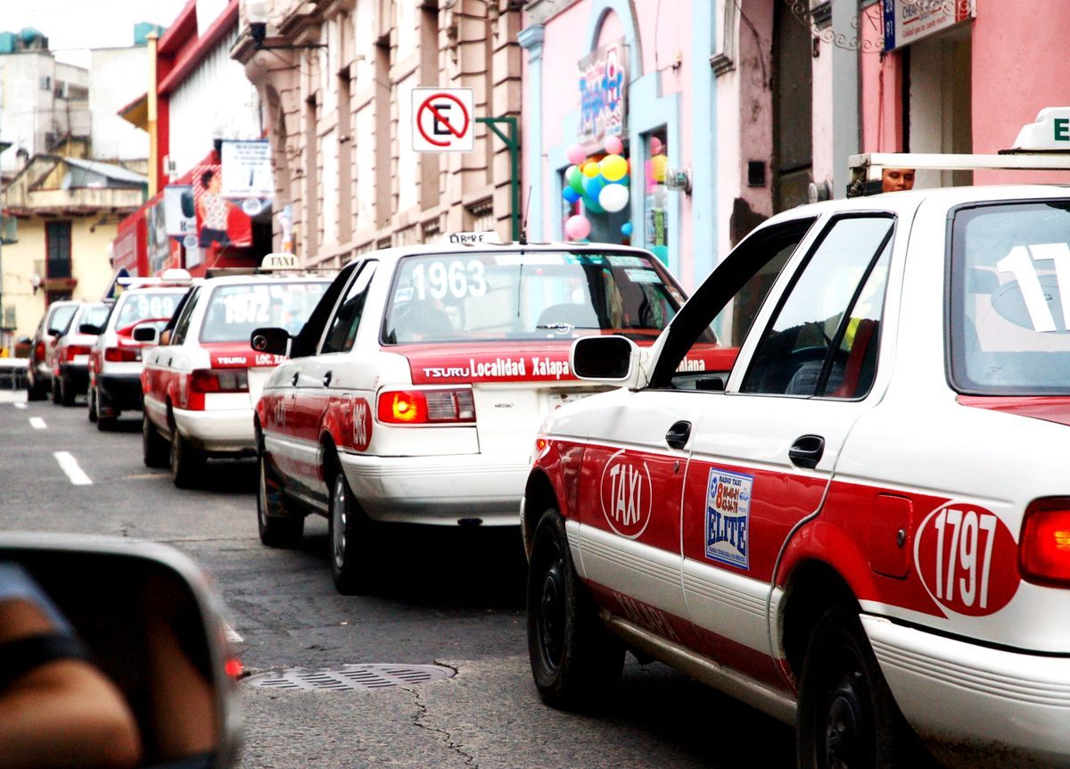 Taxis Nissan Tsuru a la caza de clientes en Xalapa