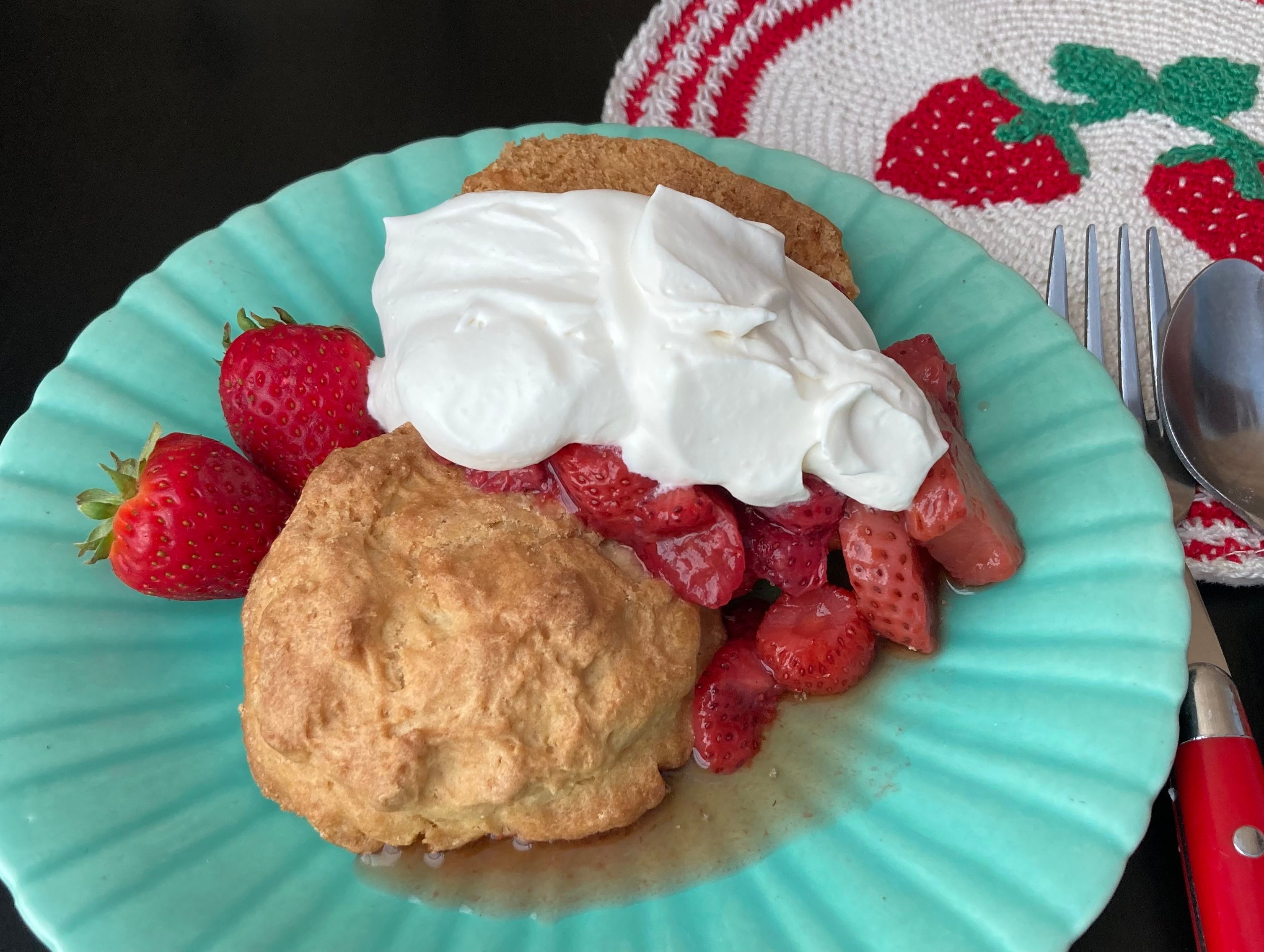 La tarta de fresas se puede hacer con bizcocho de ángel, bizcocho o galletas.