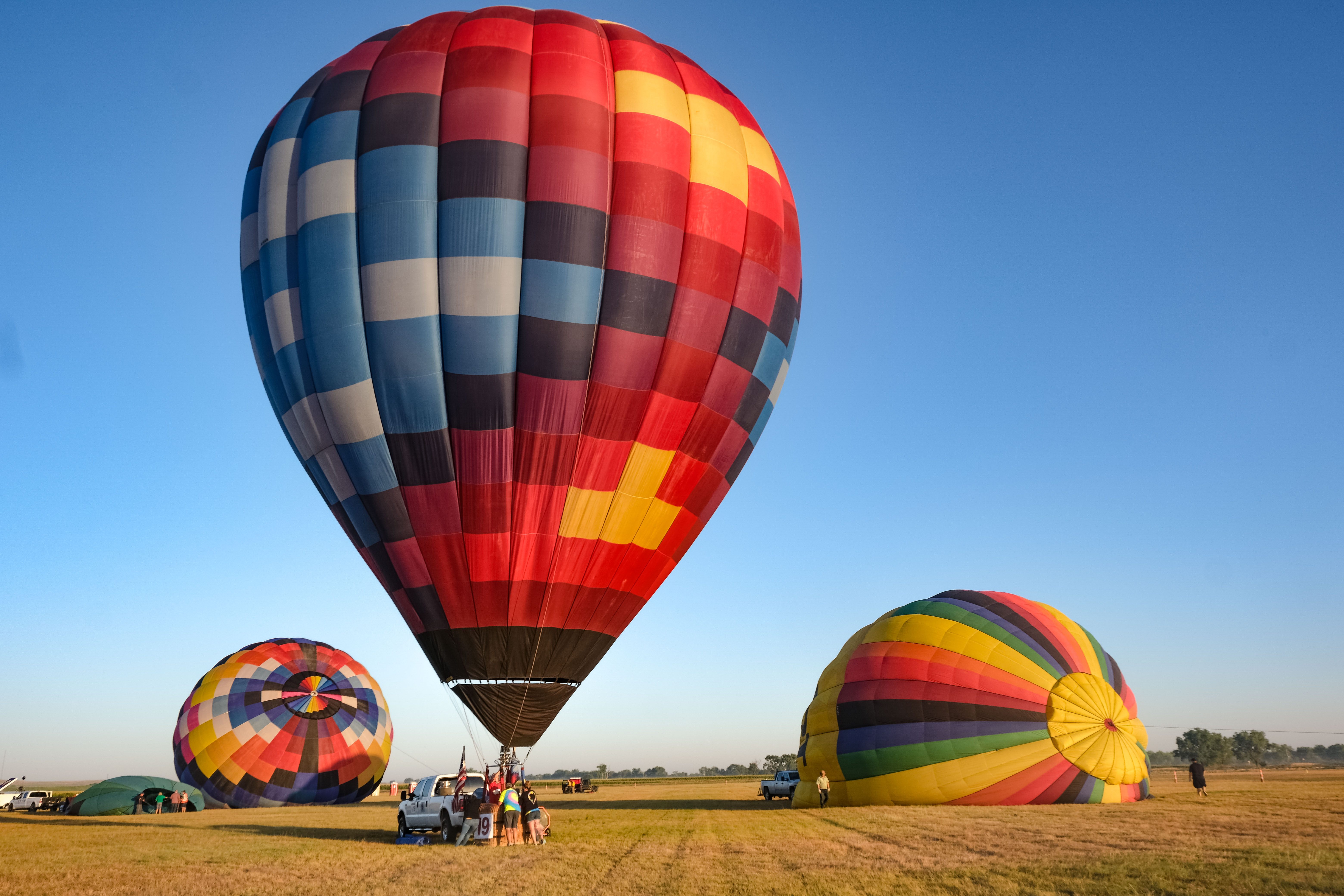 Un piloto infla su globo antes del lanzamiento.