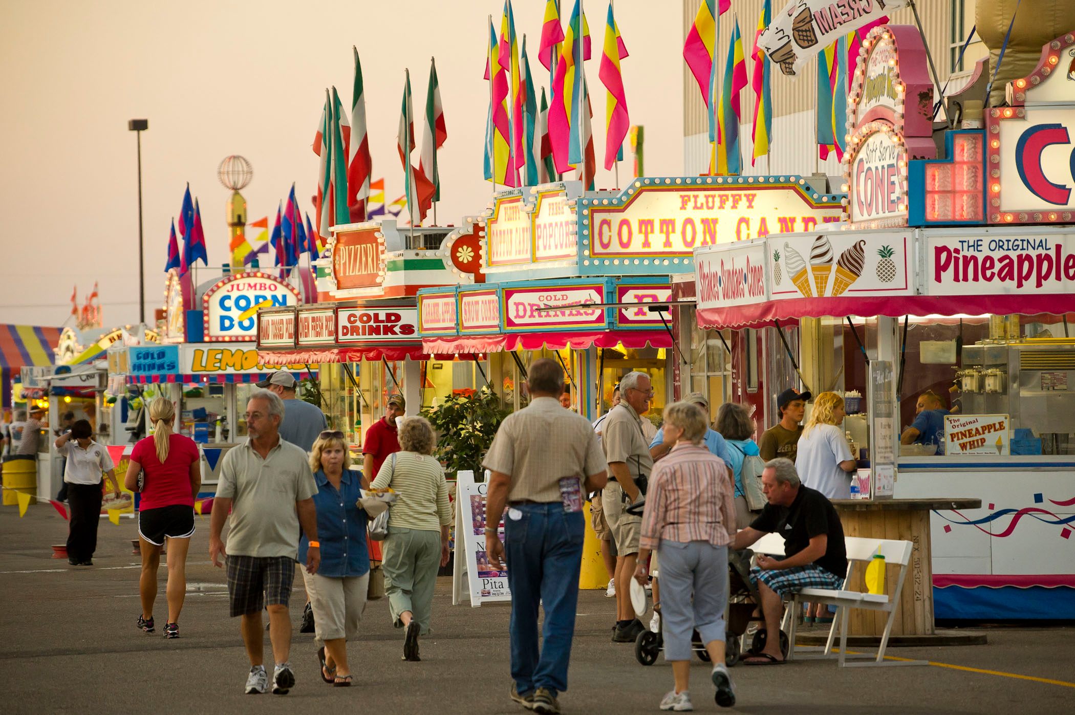 Paseando por los puestos de comida de carnaval en la Feria Estatal de Nebraska, Grand Island.