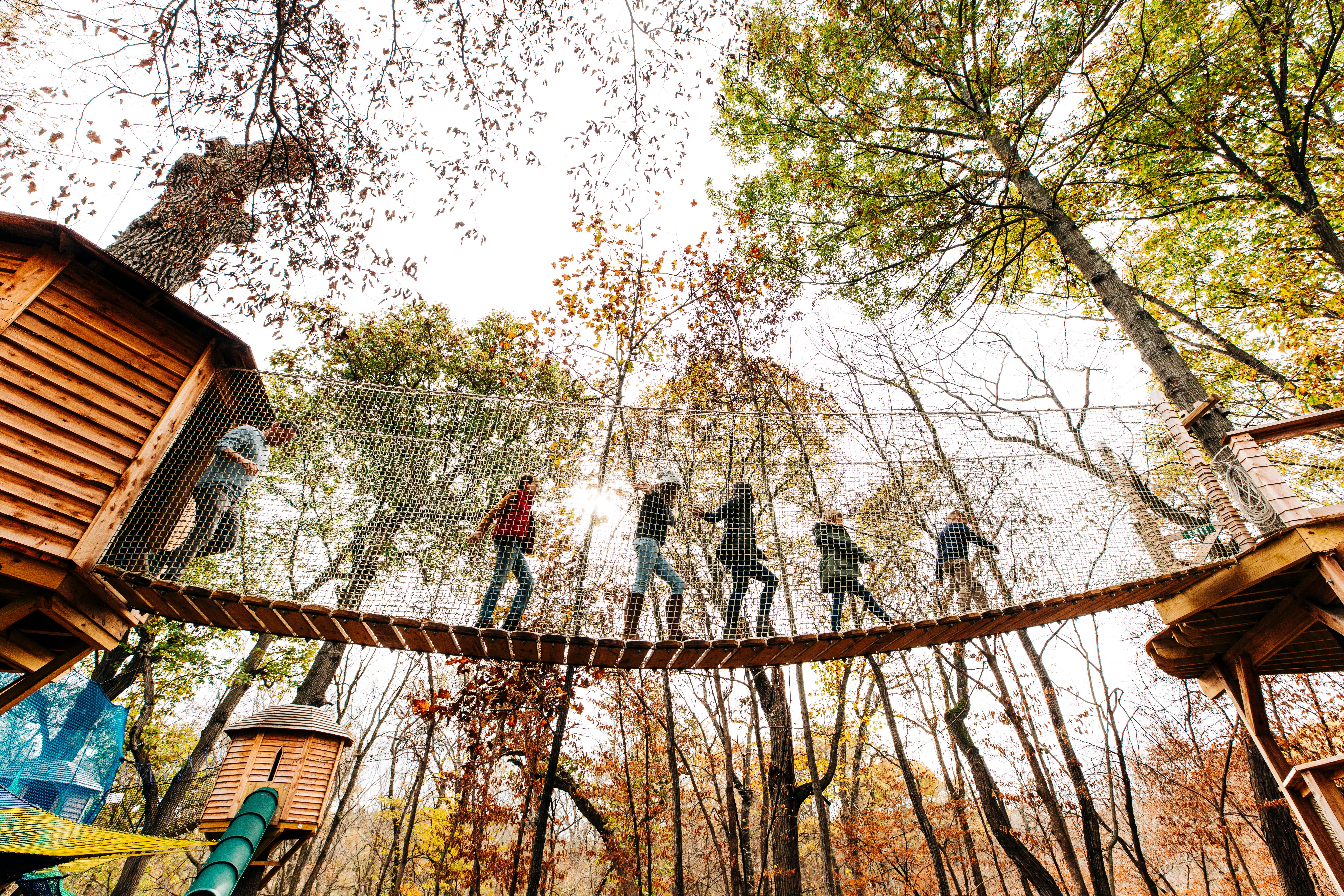 Un grupo experimenta Treetop Village en Arbor Day Farm de la ciudad de Nebraska.