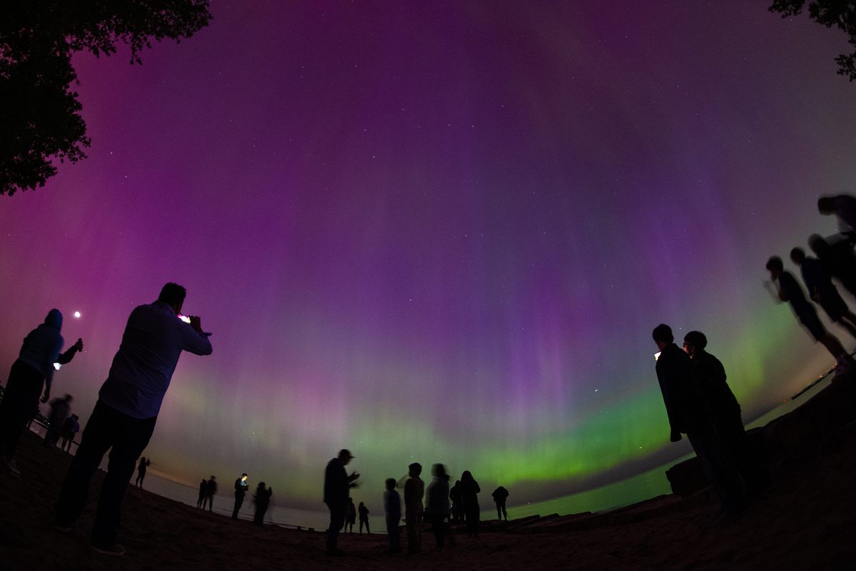 La aurora boreal fue visible en gran parte de los Estados Unidos del 10 al 11 de mayo, incluida esta exhibición en Cleveland, Ohio.