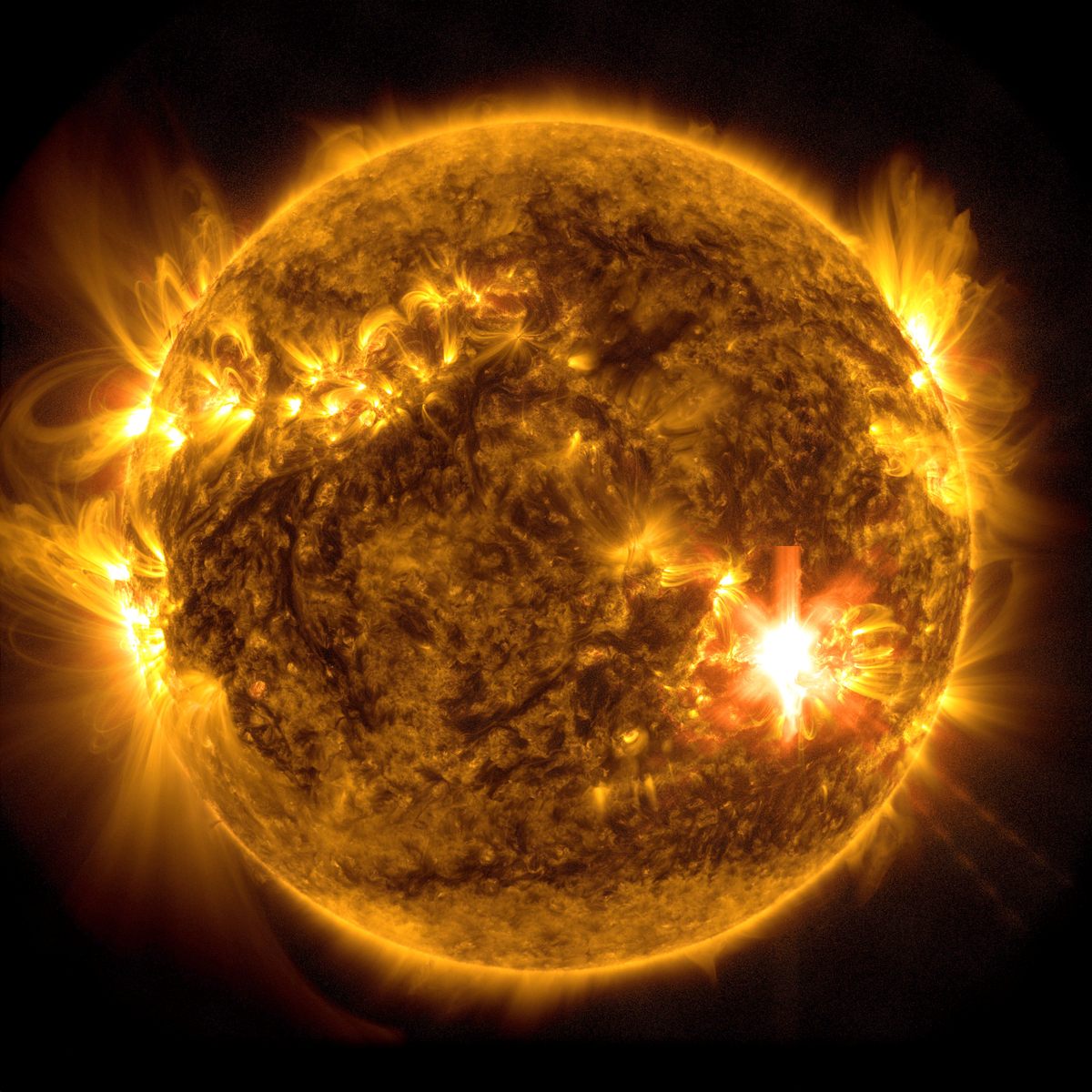 Una poderosa llamarada solar X3.9, visible en la parte inferior derecha, estalla el 10 de mayo en una imagen capturada por el Observatorio de Dinámica Solar de la NASA.