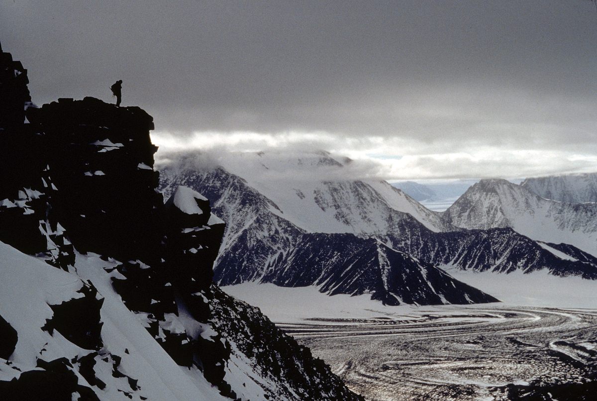 Durante la temporada de campo de 1980 y 1981, mapeamos las montañas de La Gorce desde dos campamentos base.  Estas montañas forman un macizo de cima plana que se eleva suavemente desde debajo de la capa de hielo hacia el sur y hacia el norte desciende 3000 pies hacia un valle entre dos sistemas de crestas principales.  Debido a que no hay suficiente hielo en el valle para producir un glaciar que fluya hacia afuera, morrenas estancadas con núcleos de hielo modelan el fondo del valle. 