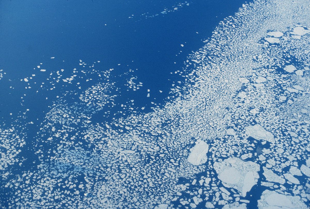 A medida que el hielo marino se fragmenta, forma piezas poligonales llamadas témpanos, que en conjunto se conocen como paquete.  La capa de hielo se desplaza con las corrientes y es impulsada por el viento.  Esta imagen fue tomada desde el puerto de un avión Hércules C-130 a unos 25.000 pies.