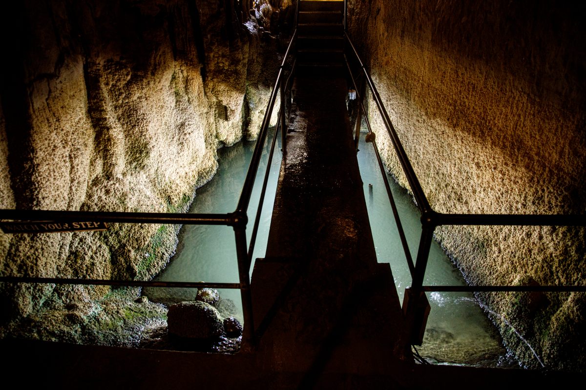 Los pueblos nativos Séneca fumaban la caza cazada desde el interior de las Cavernas Smoke Hole hace miles de años.  Hoy puedes recorrerlos.