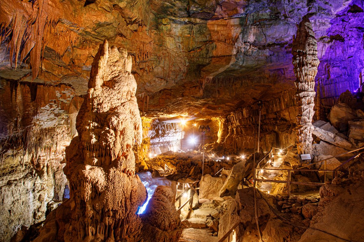 Maravíllate ante las fantásticas formaciones de cuevas mientras exploras 120 pies bajo tierra en Lost World Caverns.