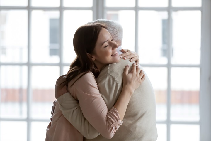 Las visitas deben asegurarse de no presentar síntomas respiratorios. Foto Shutterstock.