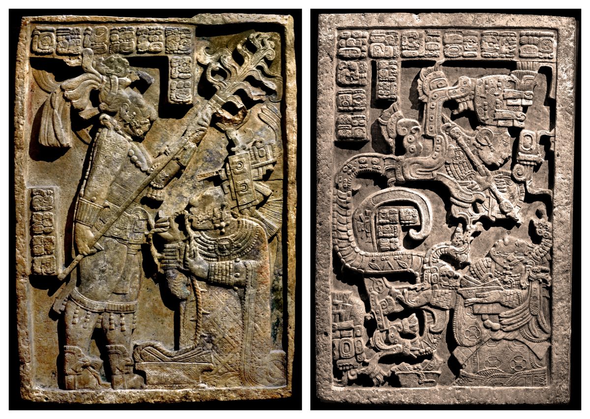 El Dintel 24 de Yaxchilán muestra a la reina realizando un doloroso ritual de derramamiento de sangre mientras su esposo, el rey, está de pie junto a ella (izquierda);  El dintel 25 representa a la reina conjurando a un dios guerrero, que aparece de la boca de una serpiente sobrenatural.