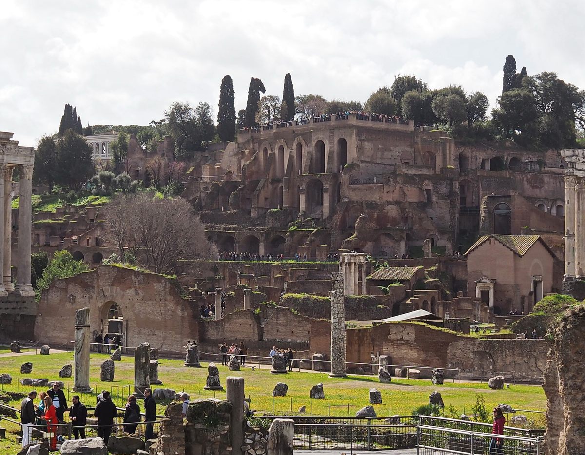 Las ruinas del palacio de Tiberio y Calígula dominan el Monte Palatino en Roma.