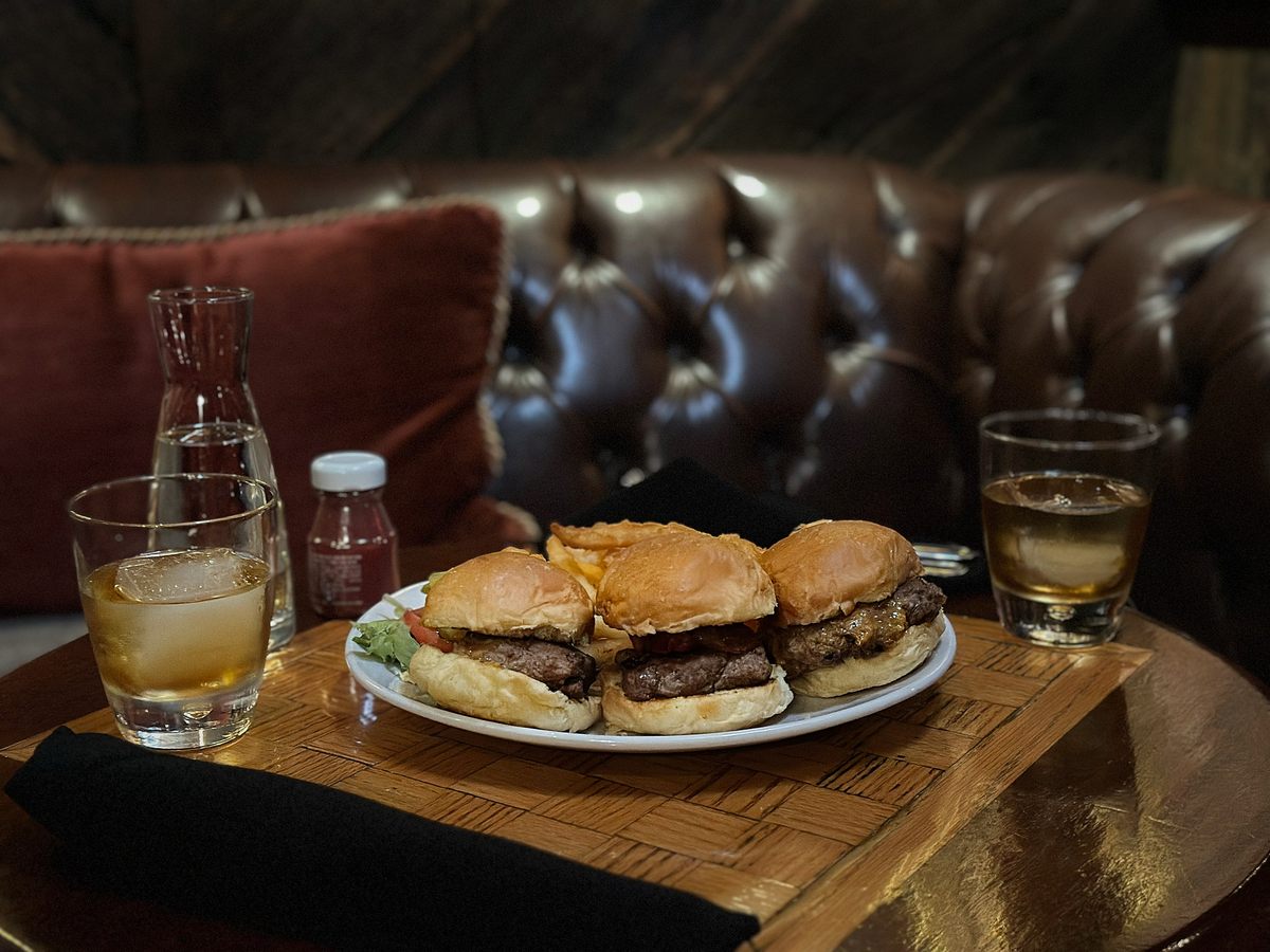 Vuelva a lavar las hamburguesas de Bristol con un trago de bourbon en Fox & Hounds, que rinde homenaje a una sala de reuniones inglesa. 