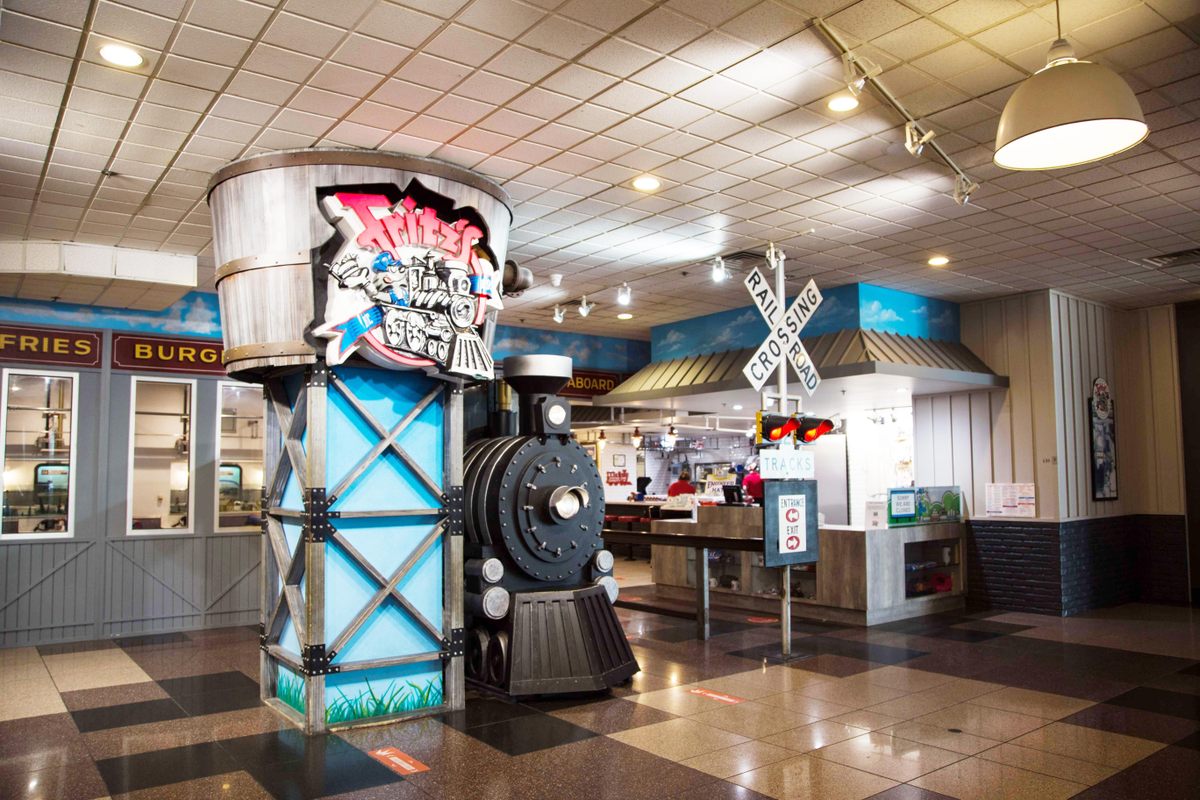 En Fritz's Railroad Restaurant en Kansas City, haga su pedido desde el teléfono de su mesa y observe cómo lo entregan en tren. 