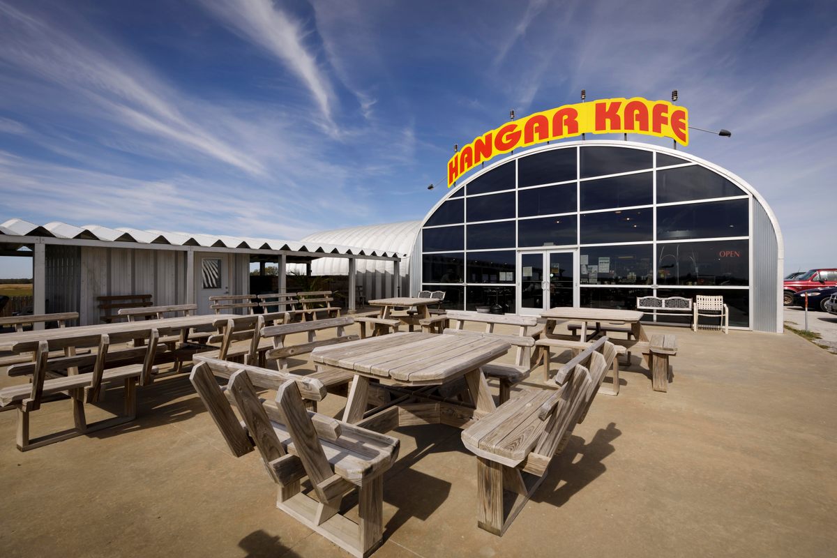 Tome una hamburguesa, una ensalada o una canasta de alitas en Hangar Kafe, un restaurante familiar ubicado dentro de un hangar de aviones.