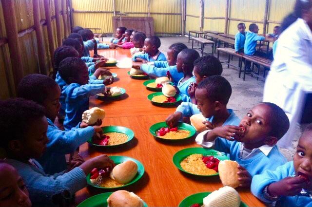 El almuerzo en esta escuela primaria nigeriana incluye arroz, pan y fruta.