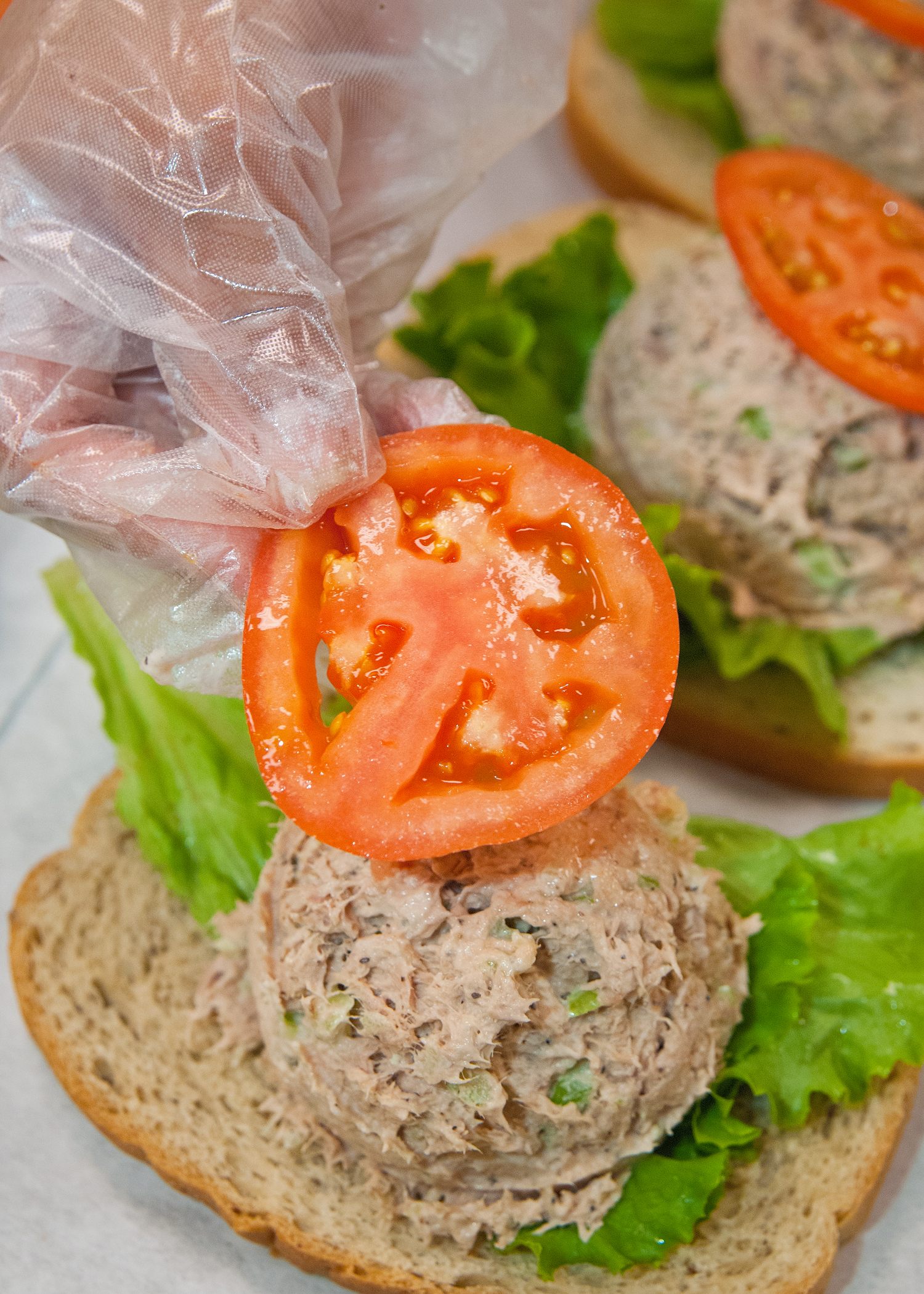 Los trabajadores de una cafetería preparan sándwiches de atún en una escuela secundaria en Arlington, Virginia.