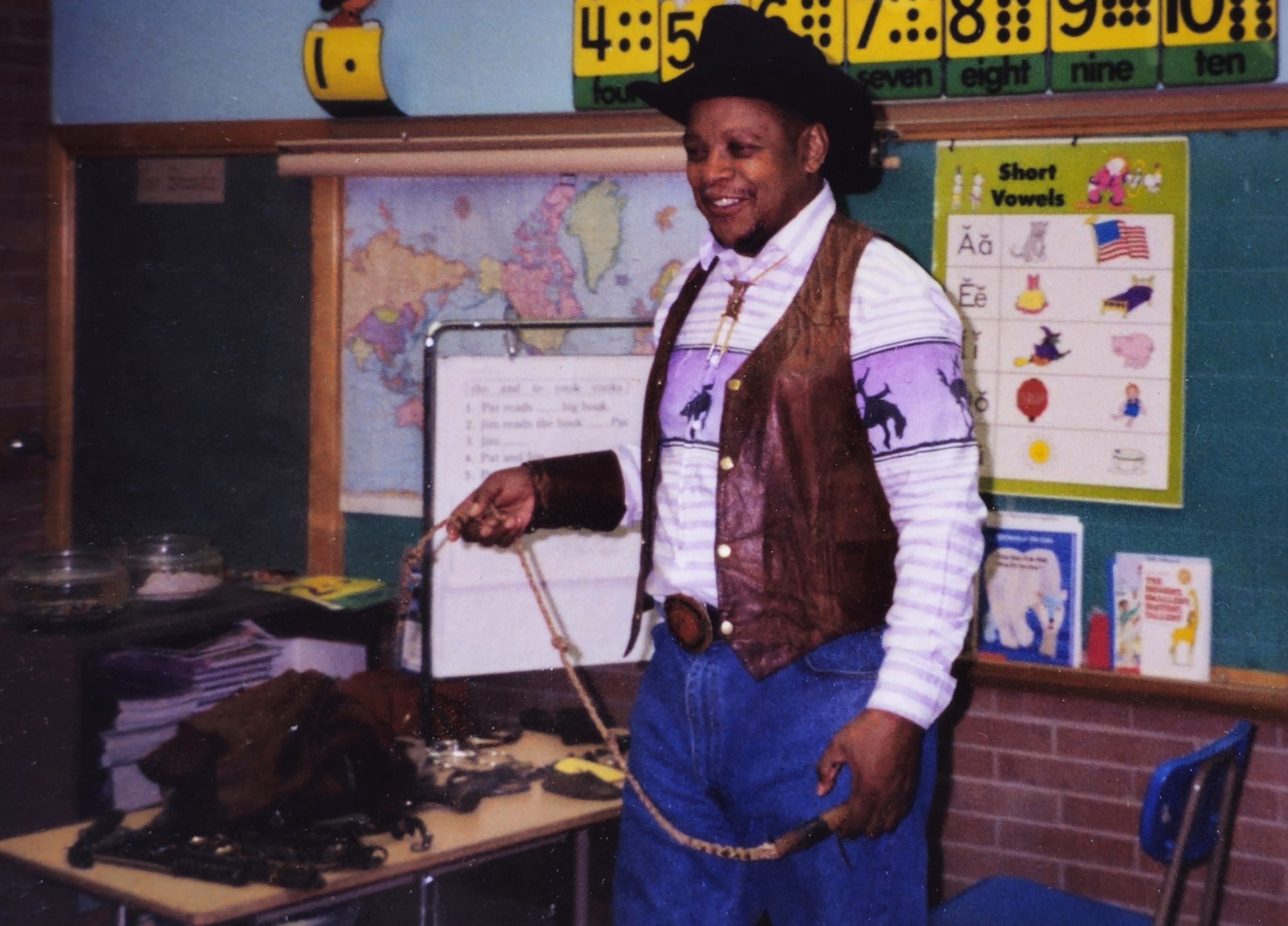 El fundador del museo, Paul Stewart, viajaba con frecuencia a las aulas locales, como esta escuela primaria de Denver, para compartir las historias de los vaqueros negros de Colorado.