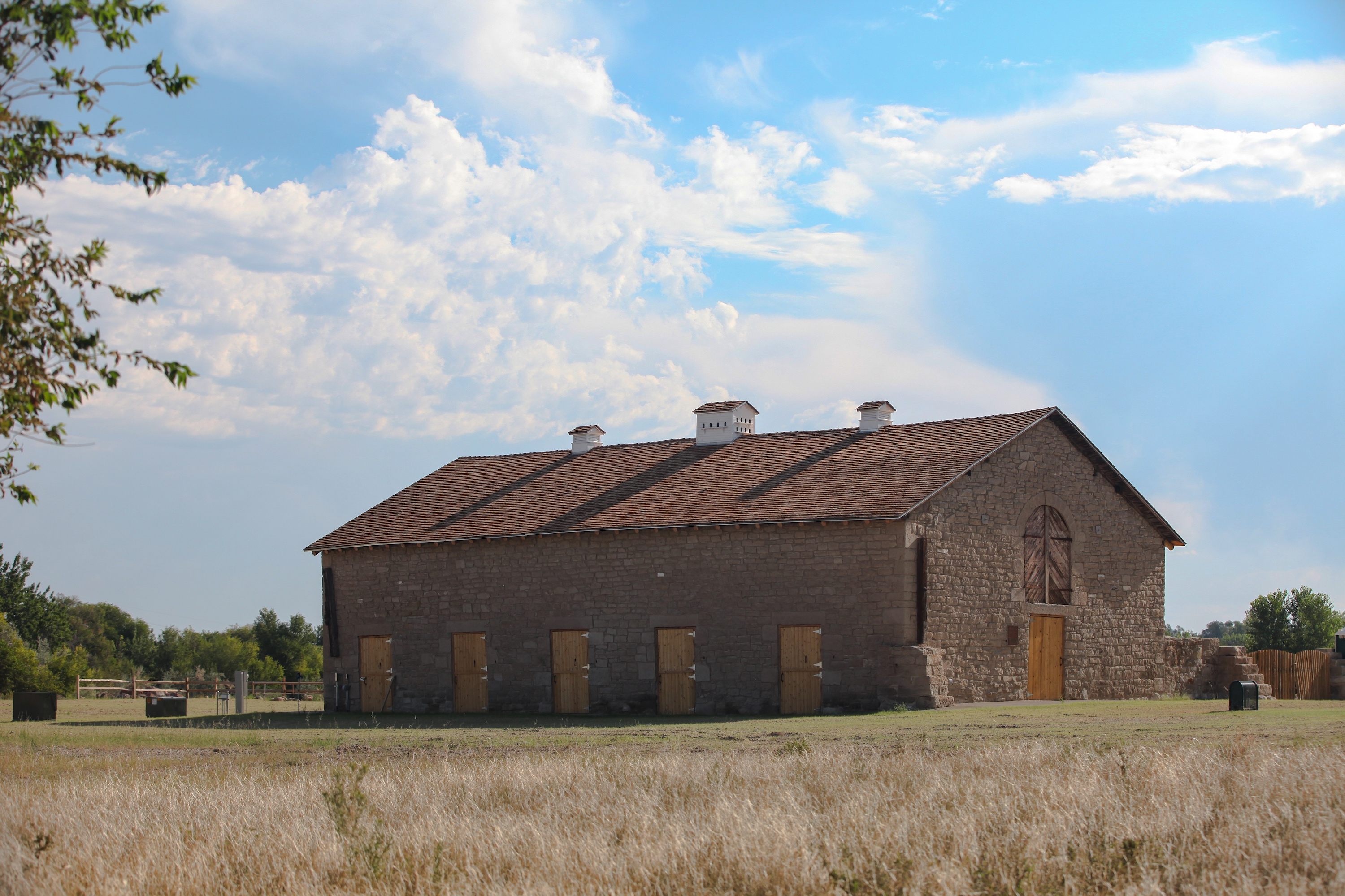 Charles Goodnight vivió en su rancho Pueblo en la década de 1870.  La única estructura que queda, un elegante granero de arenisca, es uno de los edificios más antiguos de Colorado.