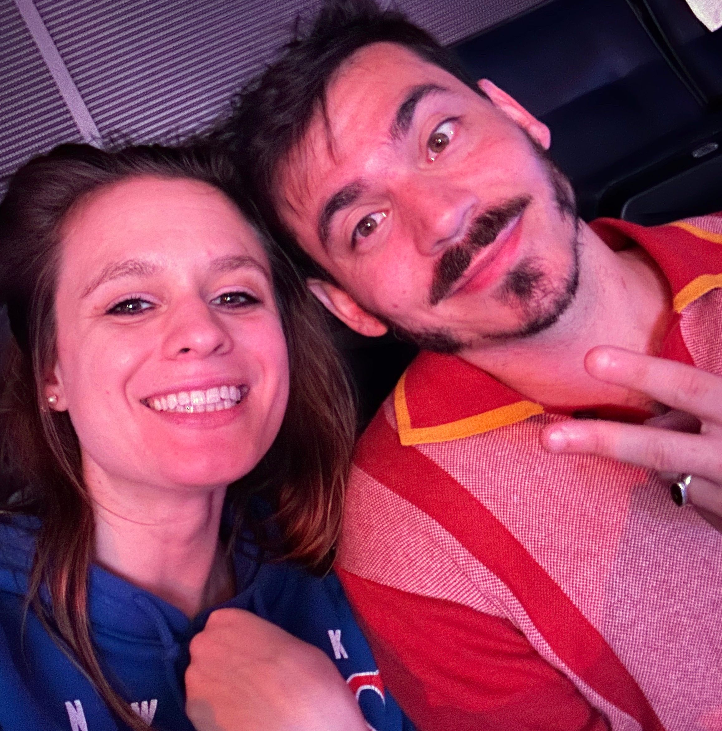 Brooke Husic (izquierda) y Natan Last posan en un partido de los Knicks en la ciudad de Nueva York.