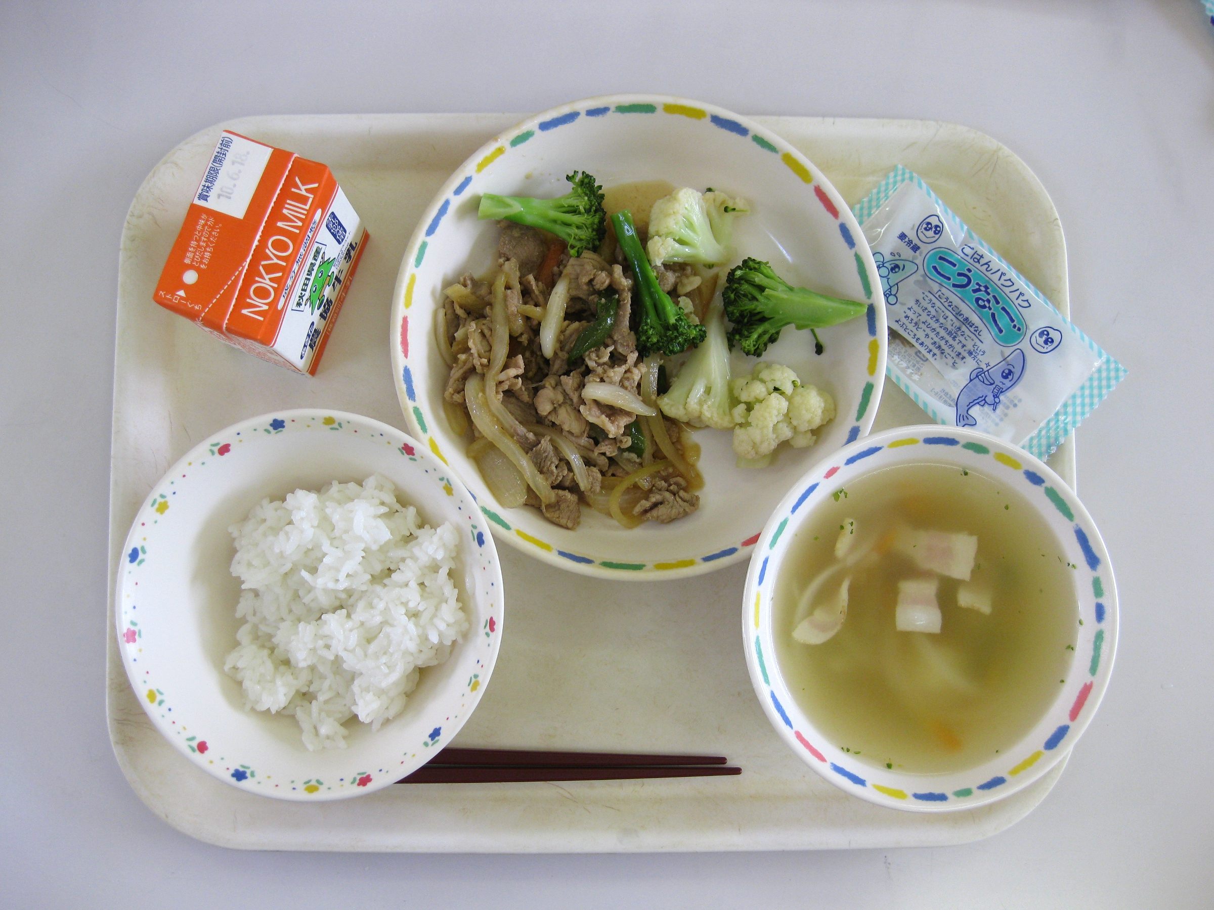 Los almuerzos escolares japoneses suelen incluir leche, al igual que los almuerzos escolares estadounidenses.