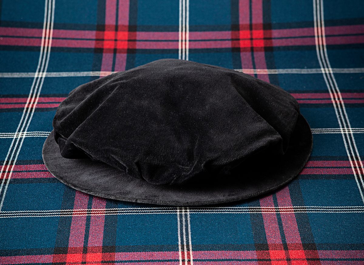 La tradición universitaria afirma que el gorro de Ginebra se hizo con un par de pantalones del siglo XVI que pertenecieron al líder de la reforma protestante John Knox.