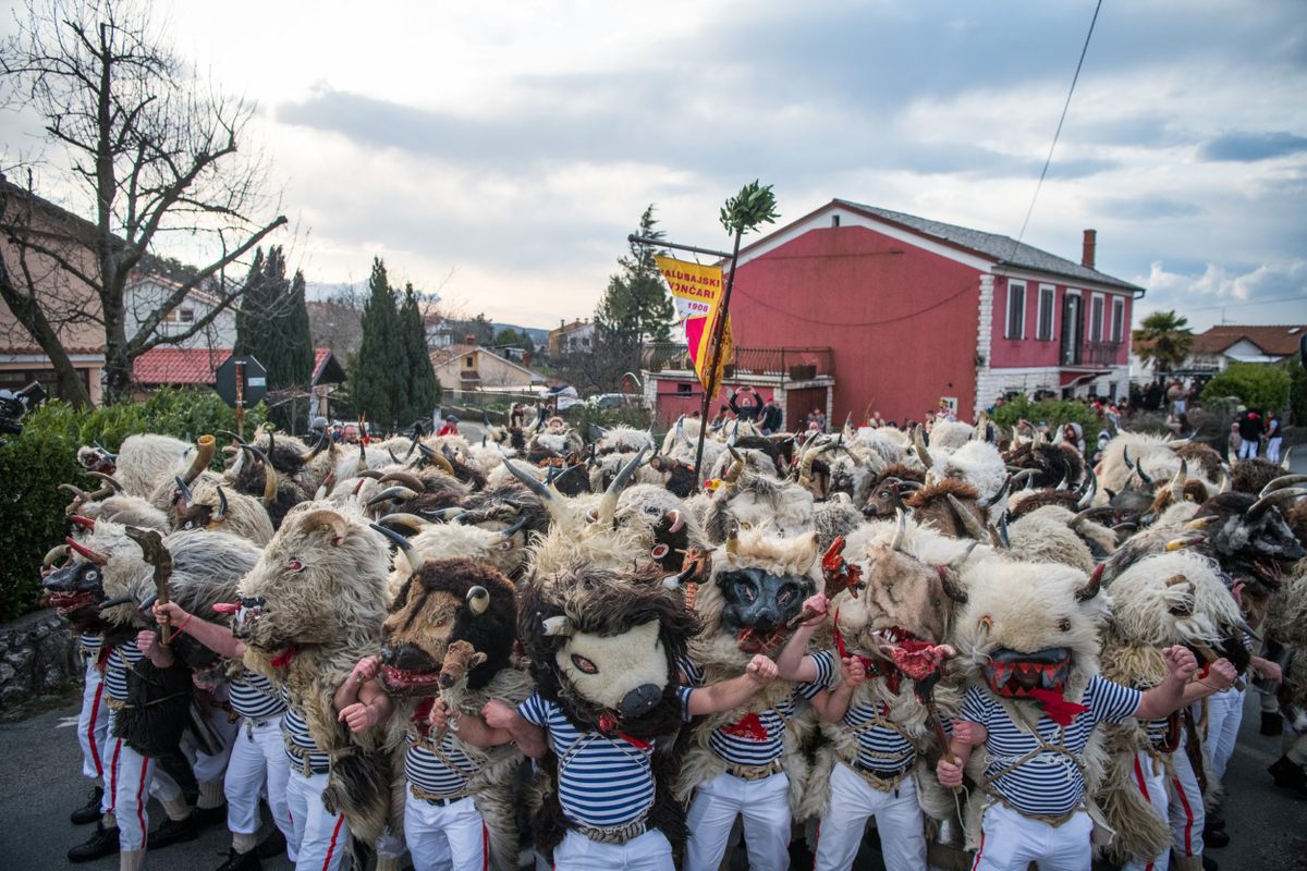 El grupo deambula de ciudad en ciudad por las aldeas rurales de la región de Kastav.