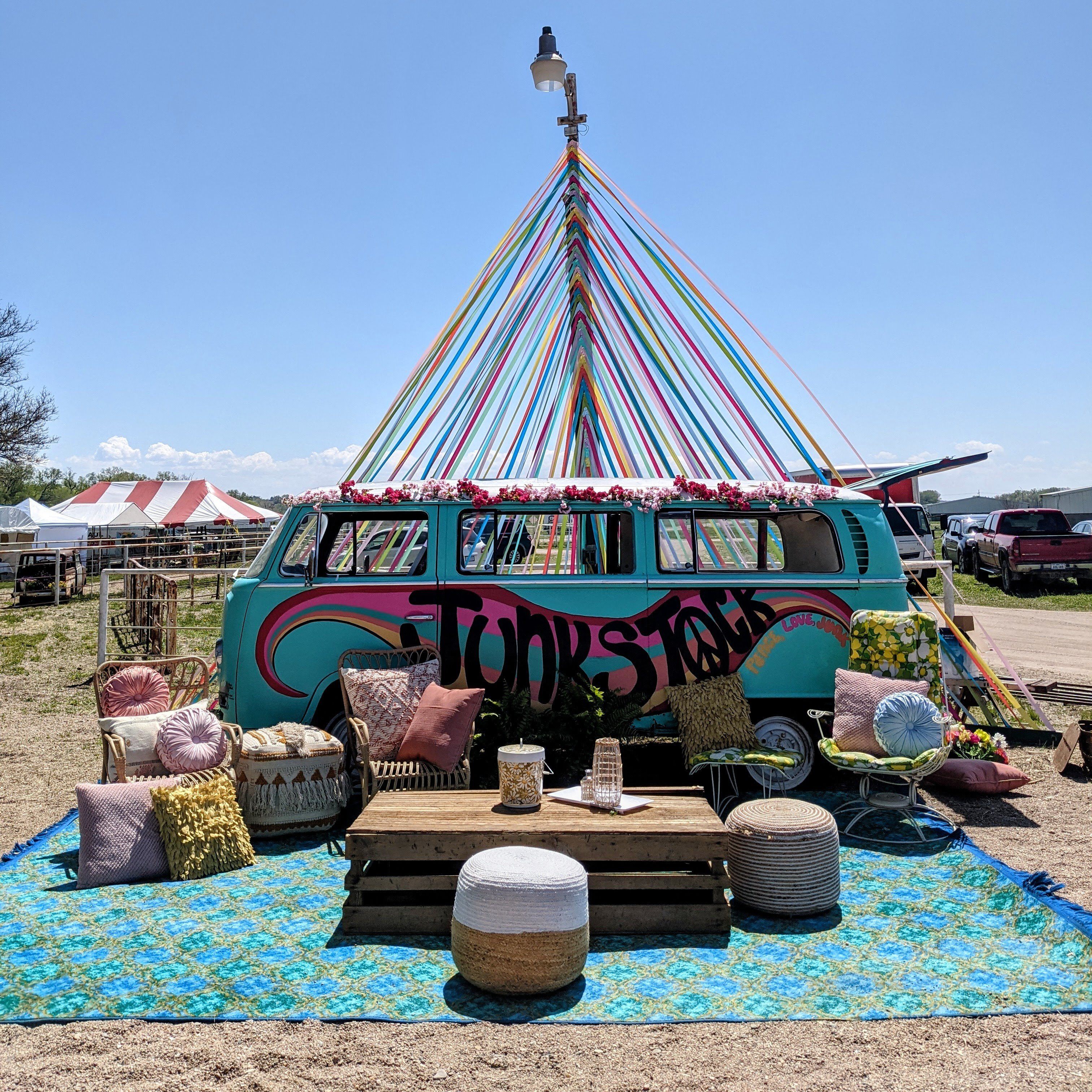 Un área de descanso en Junkstock, donde se reúnen comida, música y más de 200 vendedores de mercadillos en los terrenos de una antigua granja de caballos de Nebraska.