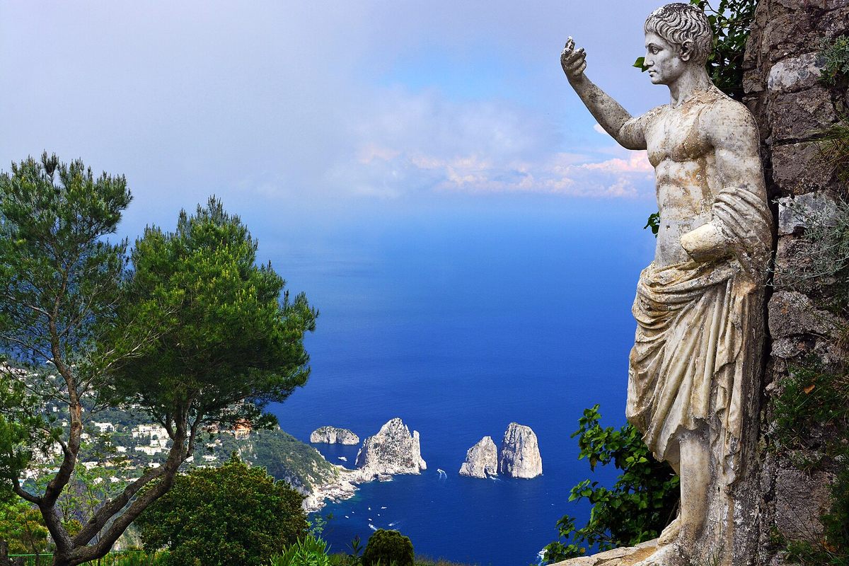 César Augusto, el primer emperador de Roma, construyó la primera villa romana en la isla de Capri, donde sin duda celebró grandes fiestas.  Hoy, esta estatua del emperador observa desde lo alto del Monte Solaro, el pico más alto de la isla.