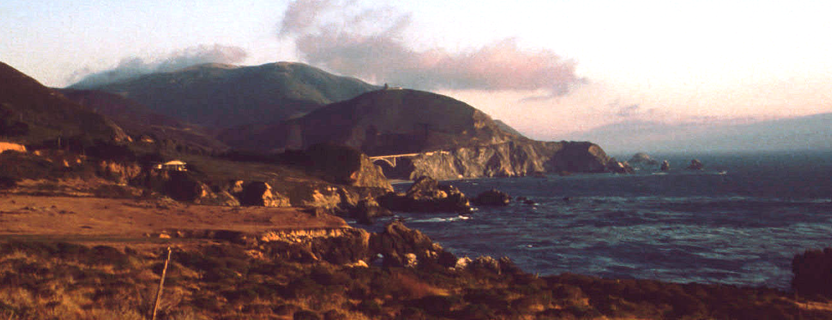 Los observadores de la oscuridad a menudo se ven cerca del anochecer y el amanecer en las montañas de Santa Lucía, cuando la luz juega con los picos brumosos.