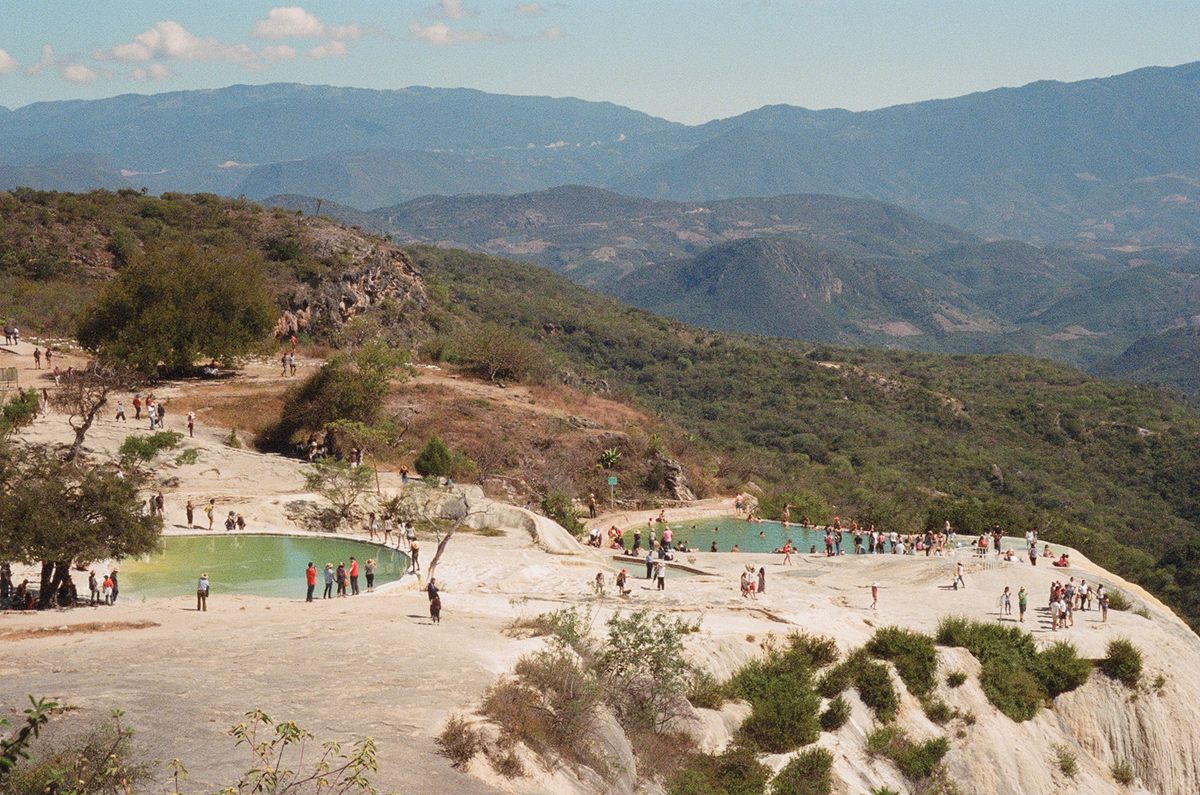 Hierve El Agua ofrece tanto una cascada petrificada como un refrescante baño en las montañas de Oaxaca.