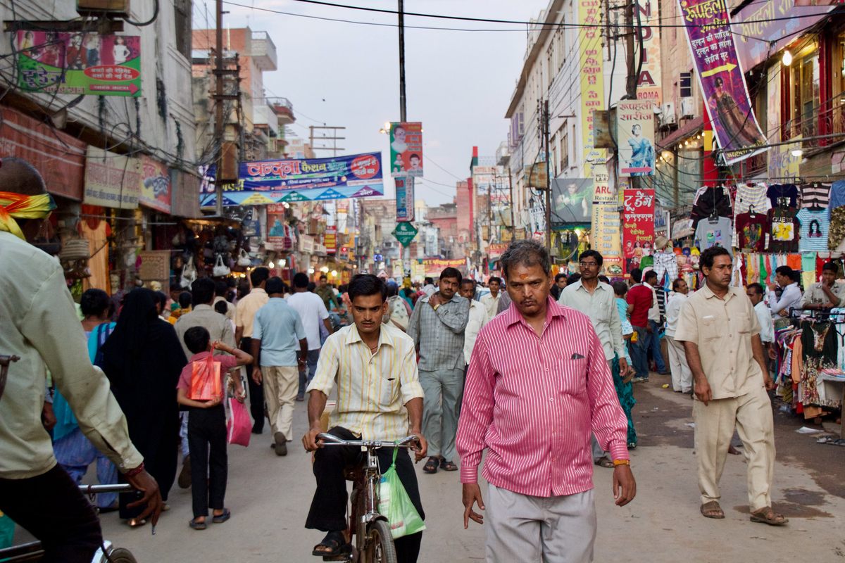 Calle muy transitada de Varanasi, una ciudad india situada entre el paralelo 25 y 26 norte, la latitud más poblada del mundo.