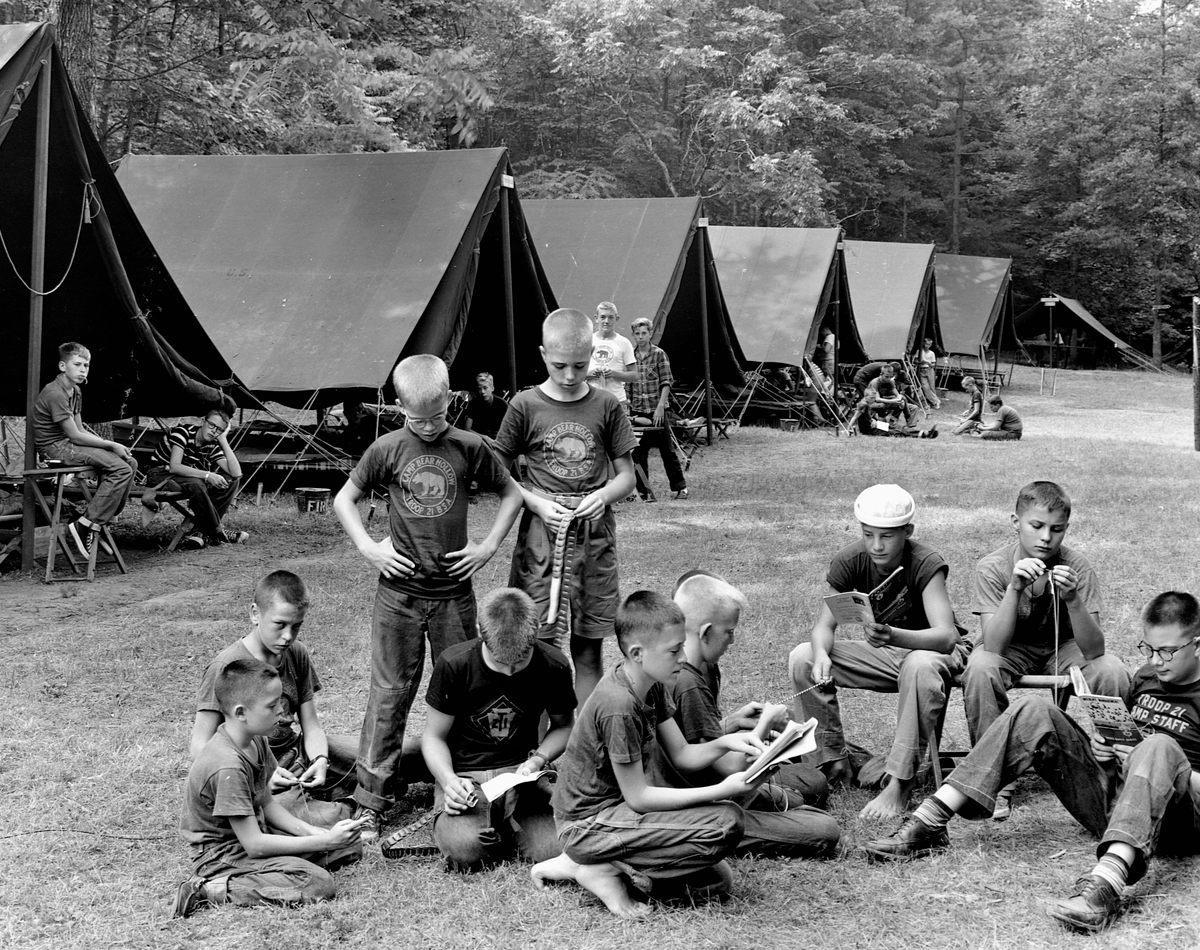 Niños practicando diversas manualidades en Camp Bear Hollow de Virginia en 1958, una época en la que los campamentos de verano se centraban más en el ocio que en la preparación para la guerra.