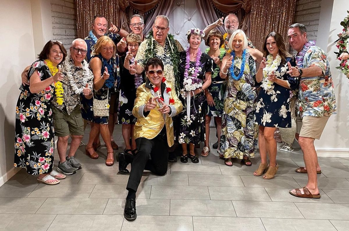 El imitador de Elvis, Chad Collins, posa con una fiesta de bodas. 