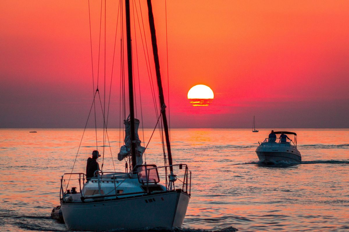 Barcos en el tranquilo lago Michigan al atardecer: las condiciones en el lago suelen ser mucho más desafiantes, como han descubierto muchos Loopers.