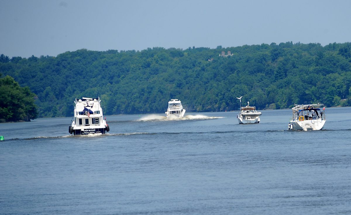 Barcos navegando por el sistema de canales del estado de Nueva York en el río Mohawk al norte de Albany; los canales son conectores importantes para los Loopers.