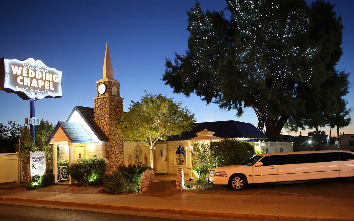 La Capilla de Bodas Graceland en Las Vegas afirma ser el primer lugar donde se organizan bodas realizadas por imitadores de Elvis.