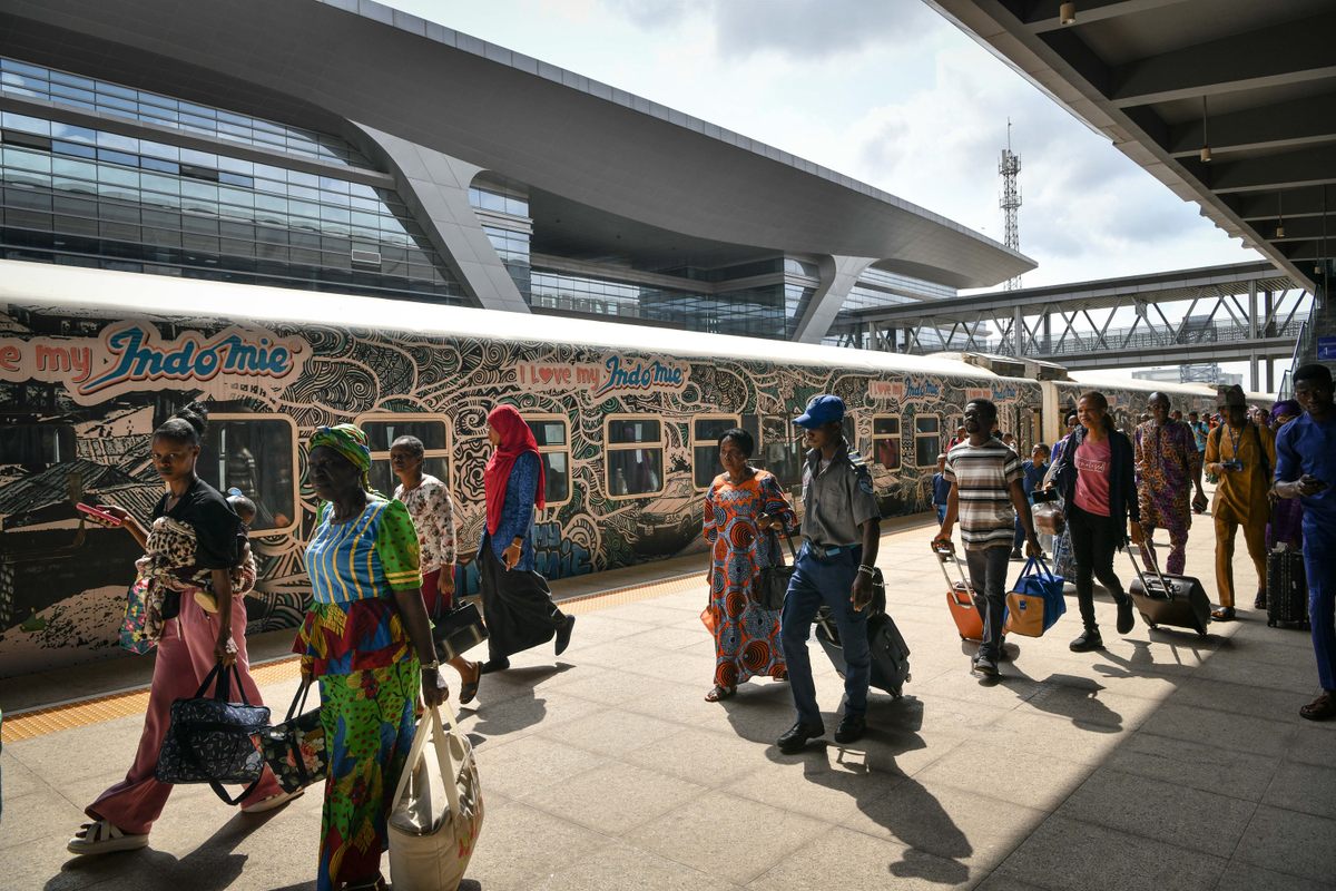 Lagos siempre está llena de actividad: aquí, los pasajeros bajan de un tren en la estación de tren Mobolaji Johnson.