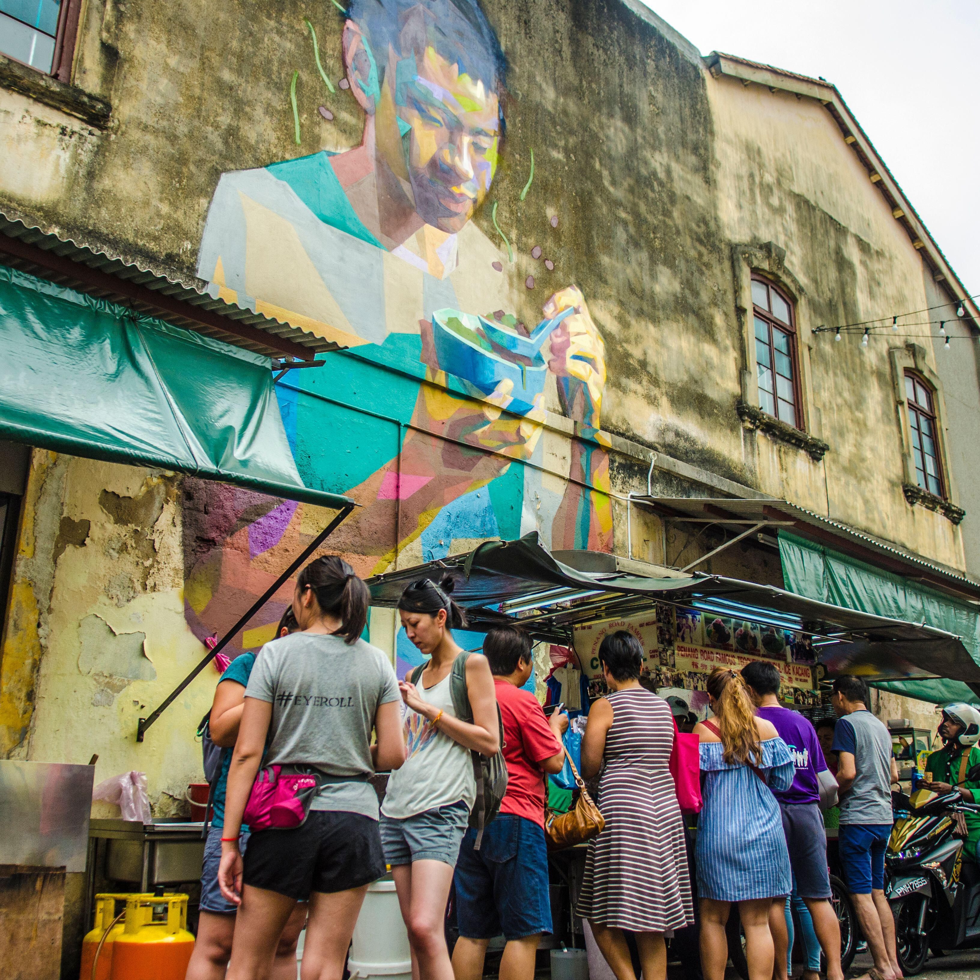 Los turistas que visitan Penang a menudo buscan marcar elementos de su lista de comidas callejeras, pero la rica historia culinaria de Penang se extiende mucho más allá de los puestos ambulantes.