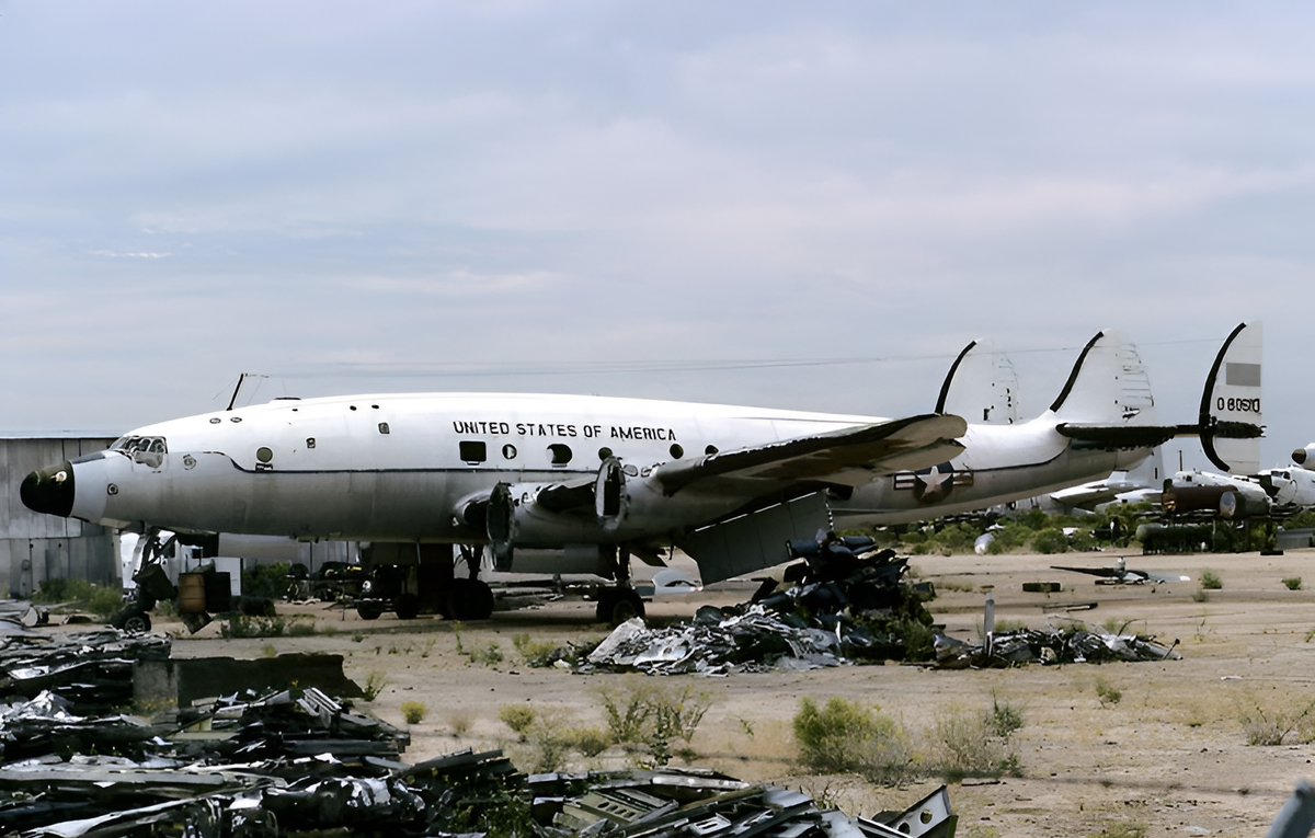 Durante años, el primer Air Force One permaneció abandonado y olvidado en un campo abierto en el Aeropuerto Regional Marana de Arizona.