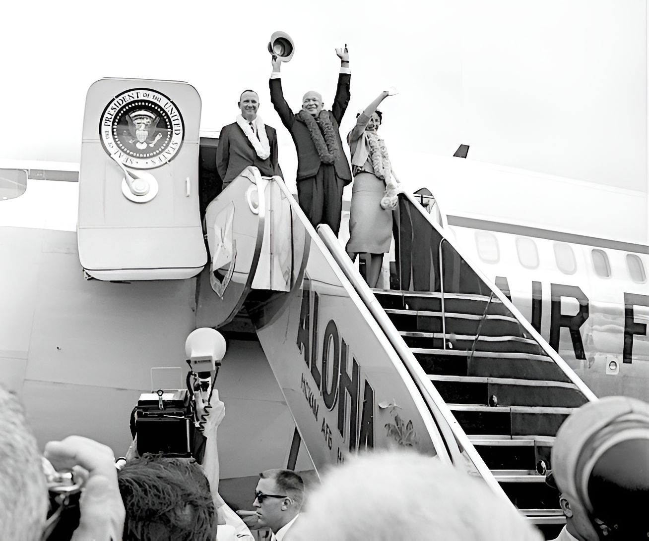 El presidente Dwight D. Eisenhower, su hijo, el mayor John Eisenhower, y su esposa Barbara Eisenhower se despiden mientras abordan el Air Force One con destino a Hawái en 1960.