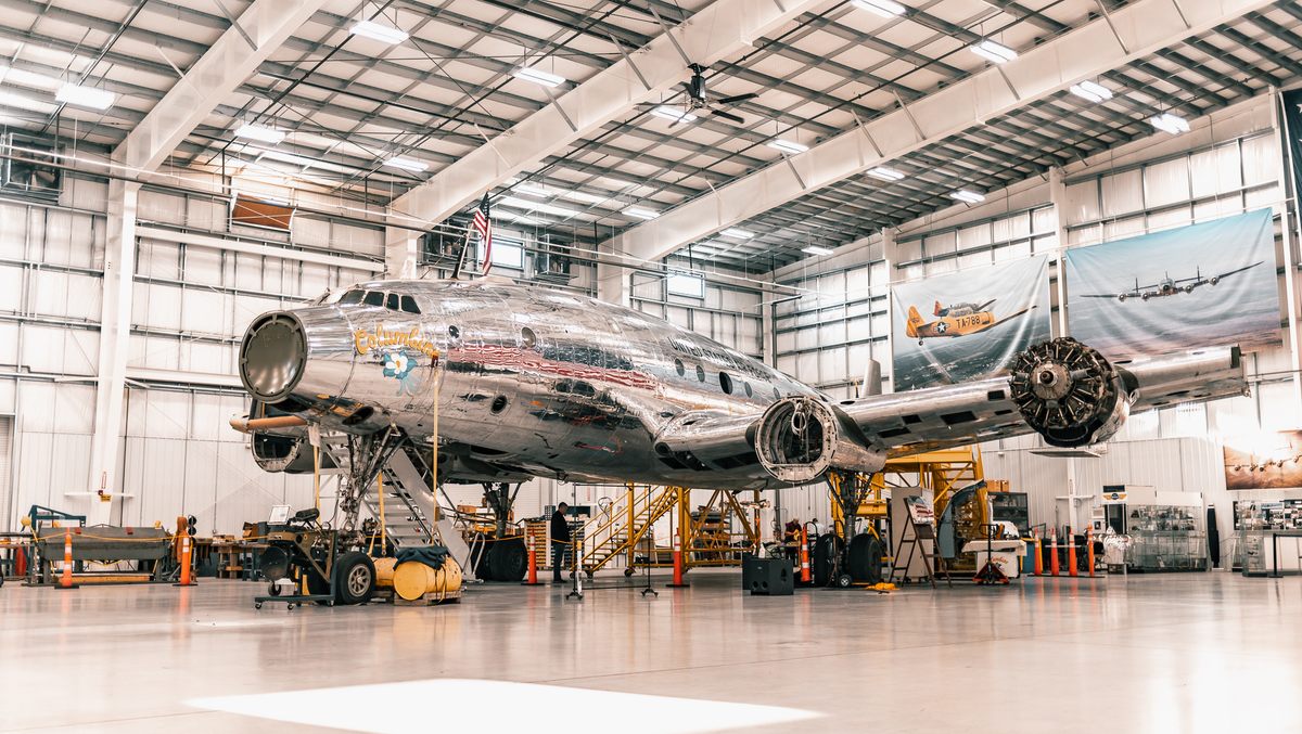 Poco a poco, pero de forma segura, el avión va volviendo a parecerse a sí mismo.