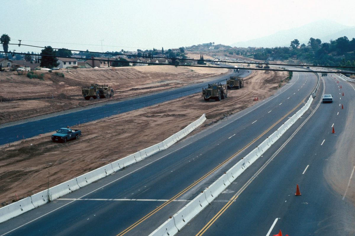 Ruta estatal 54 de California durante el proyecto de expansión de principios de los años 90; el sitio del Mastodon Cerutti está en el extremo izquierdo de la imagen.