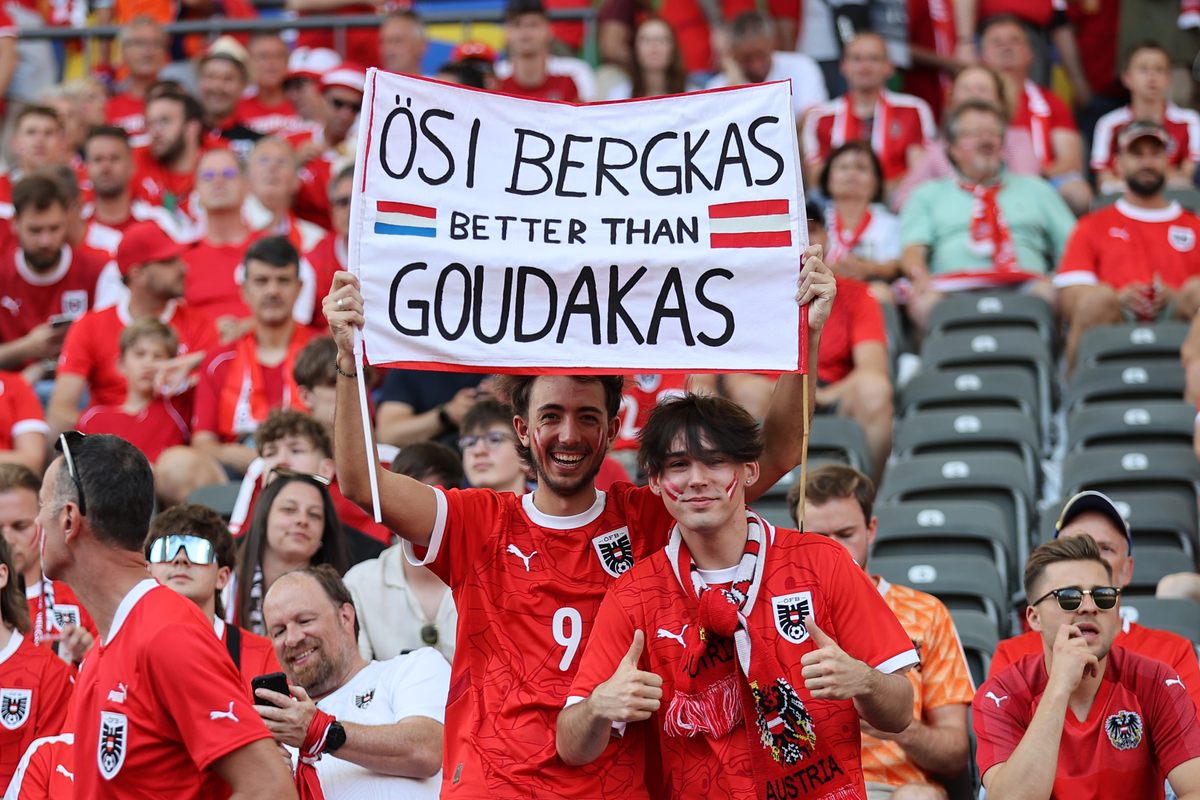 Un aficionado austriaco se burla de los holandeses en Berlín durante la Eurocopa 2024.